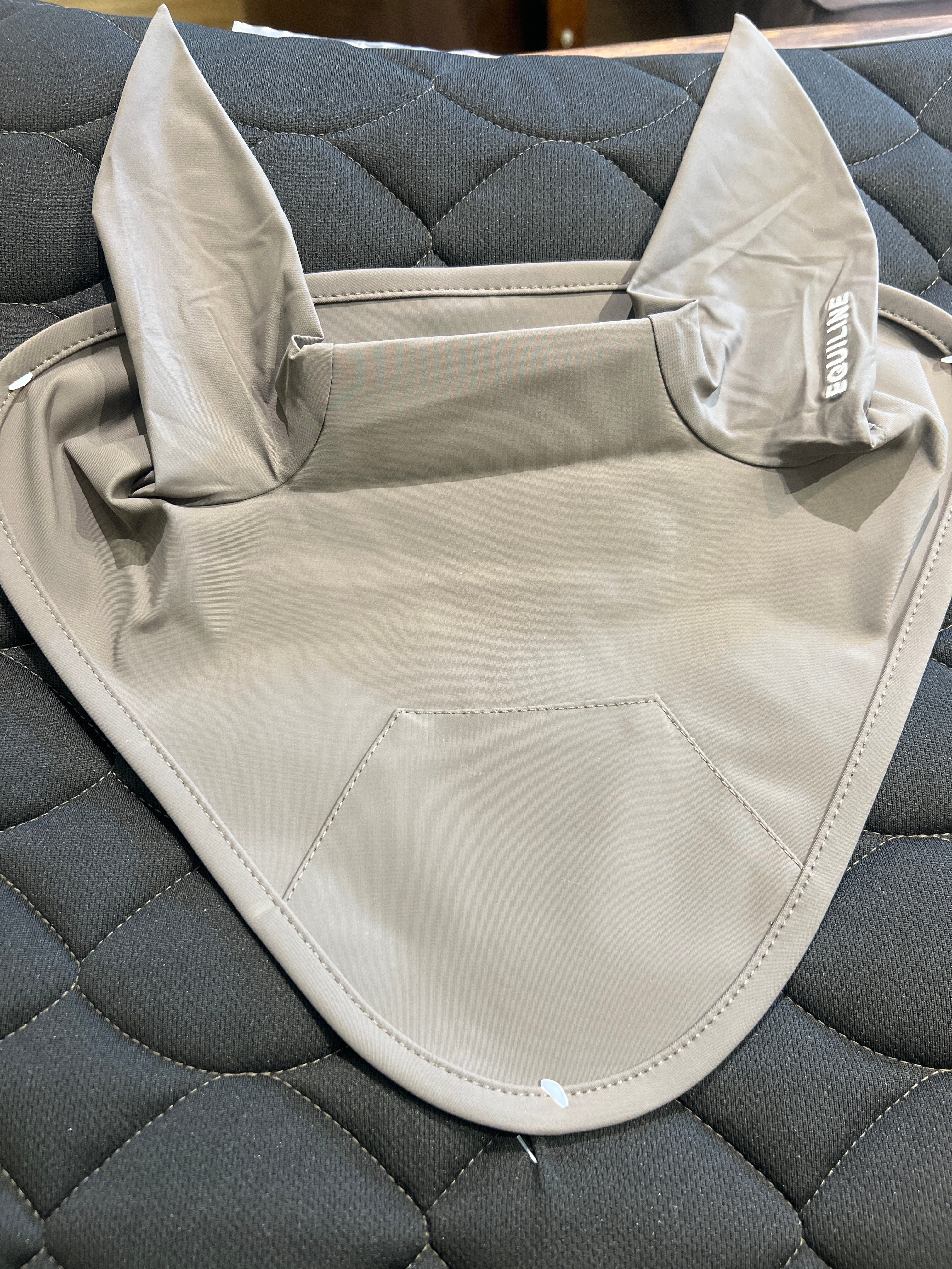 Equiline Almond sprangsjabrak m/ørehette