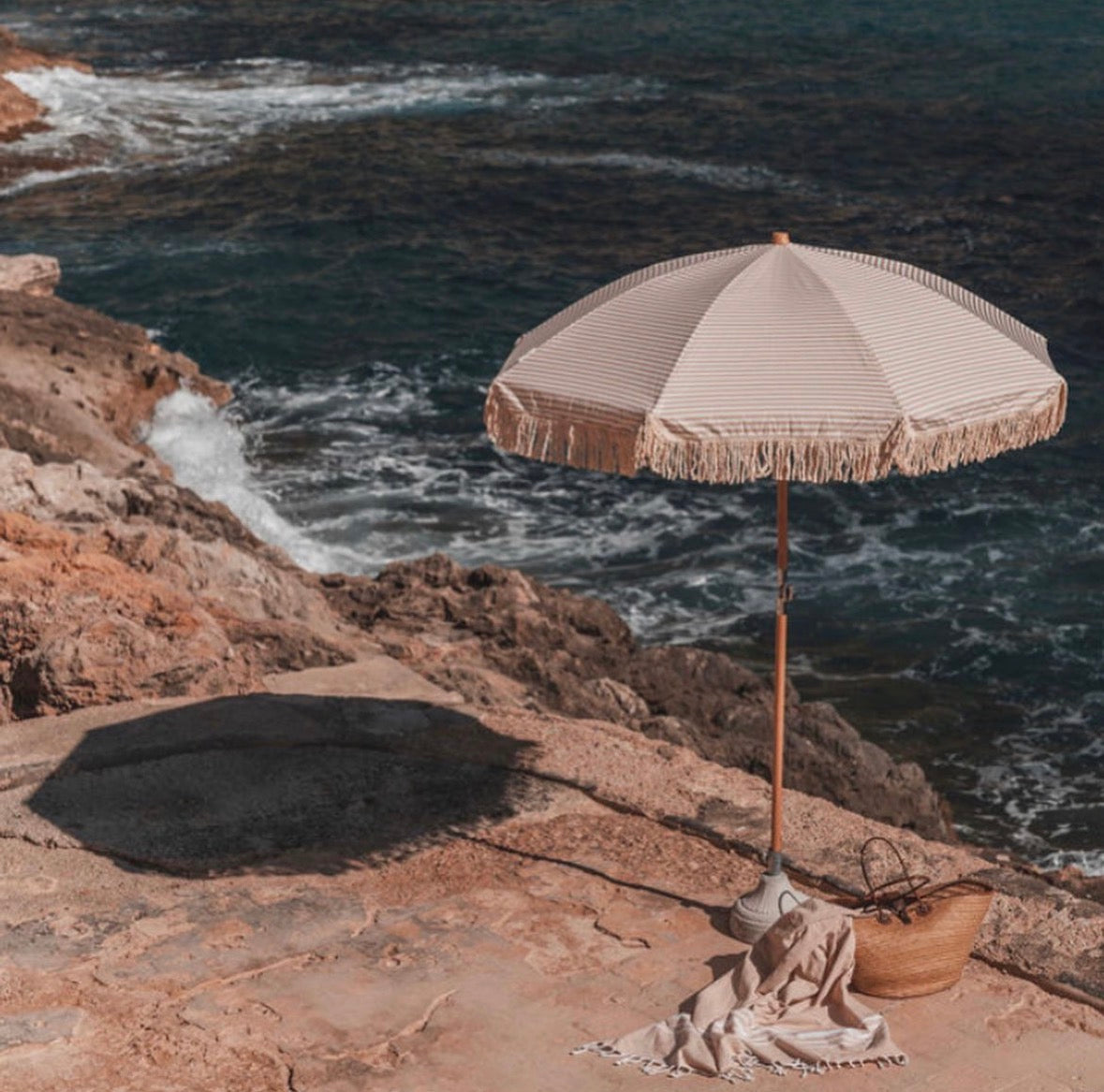 Monchiqe Parasoll Retro Caramel på stranden ved havet