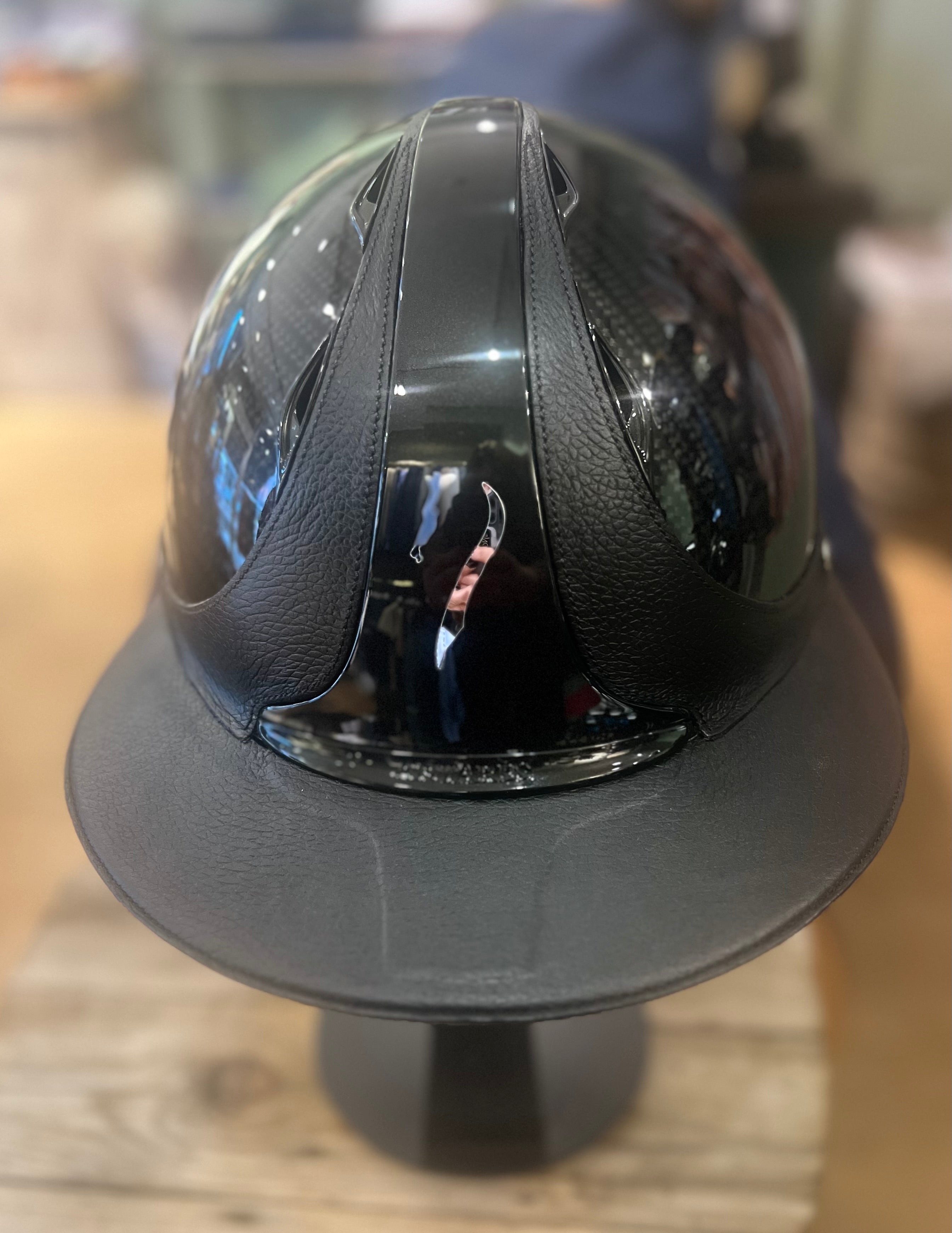 Ridehjelm fra antares carbon custom med luft og liner