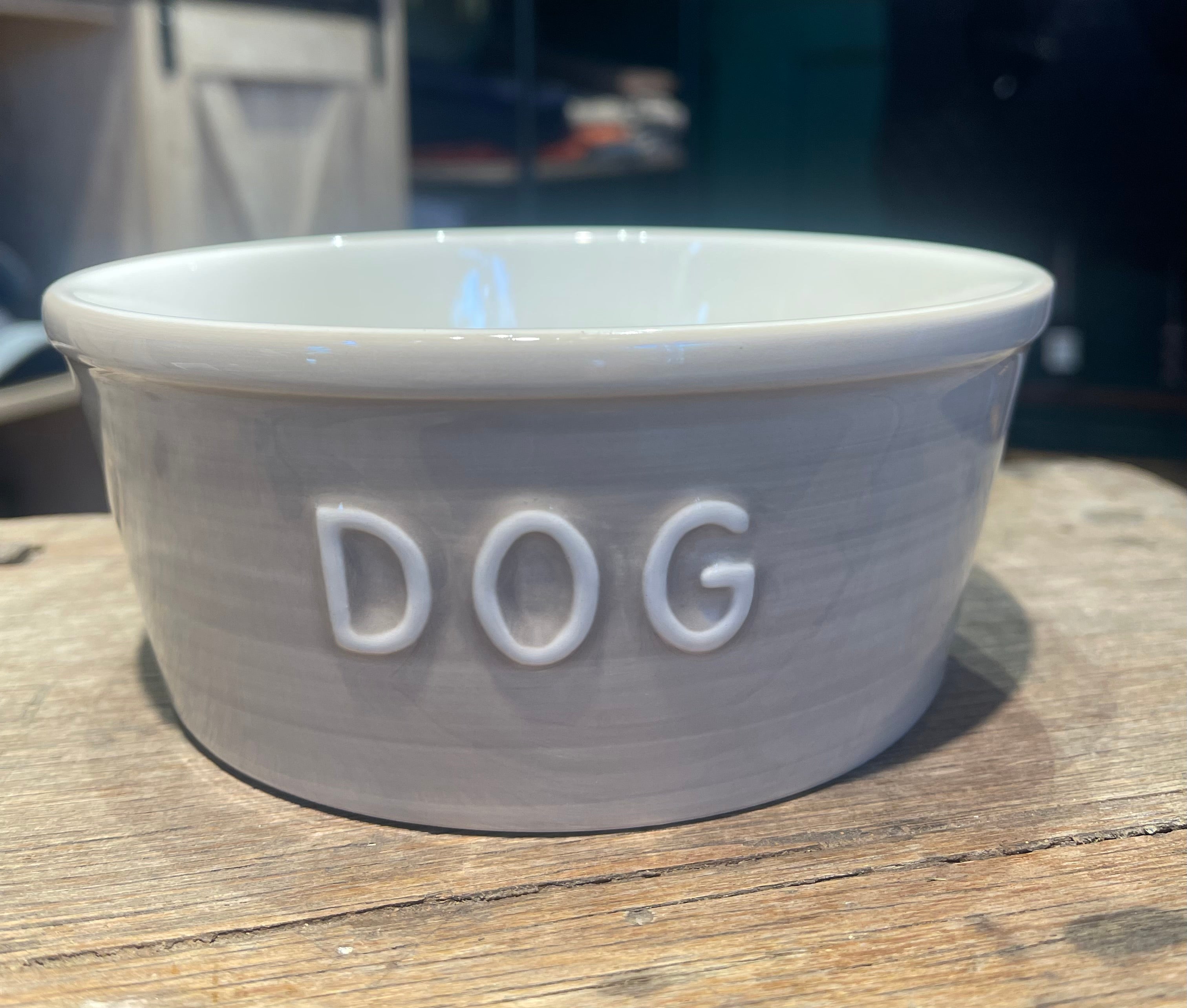 Hundeskål i keramikk